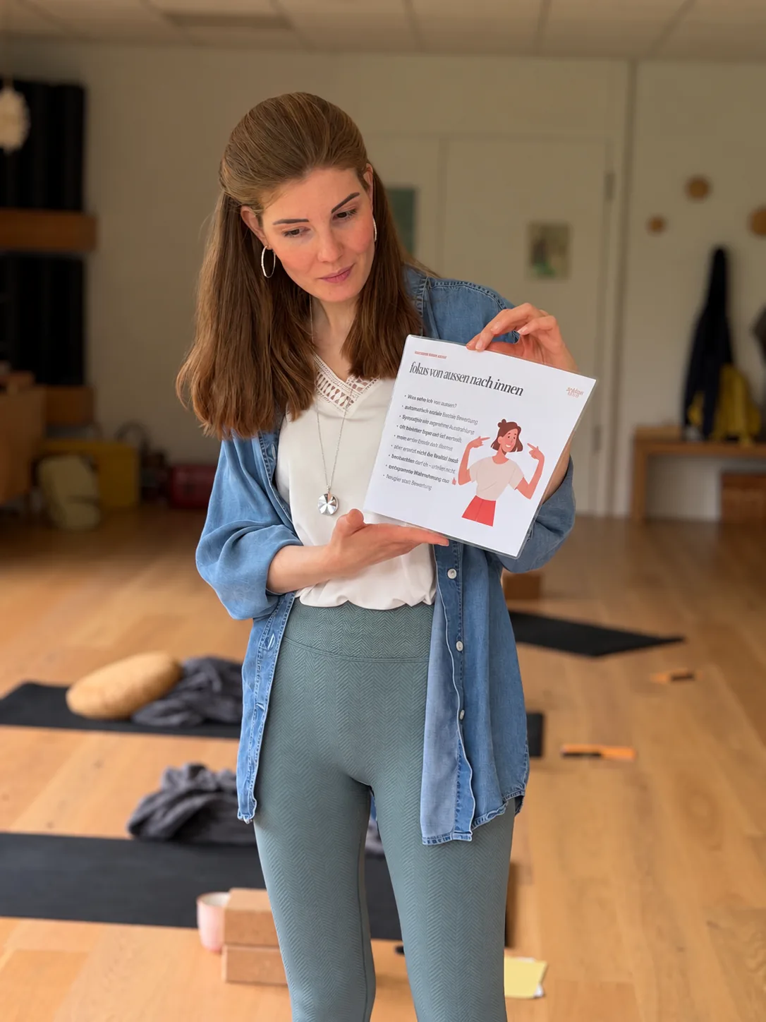 Evelyne zeigt Anschauungsmaterial bei einem Zyklusoase-Workshop.